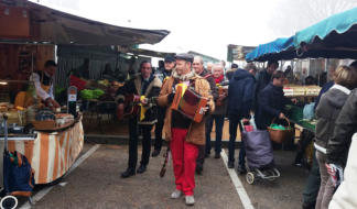 Les musiciens anniment les allées du marché