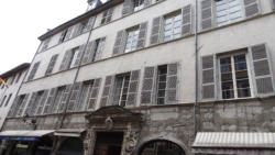 Façade d'un autre hôtel particulier, austère à l'extérieur mais pas à l'intérieur