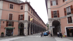 Avenue avec trottoirs couverts comme à Turin