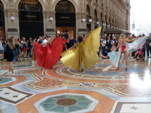 Danseuses devant la Galeria Vittorio Emanuele