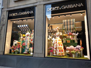 Un vitrine du quartier de la mode