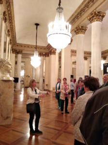 Ester, notre guide danss l'entr�e de la Scala