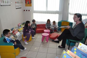 Les enfants écoutent des contes