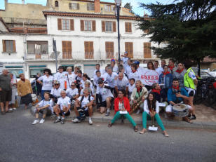Le groupe de valeureux cyclistes et leurs accompagnateurs