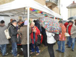 Apéritif offert par les commerçants sur la place du village.