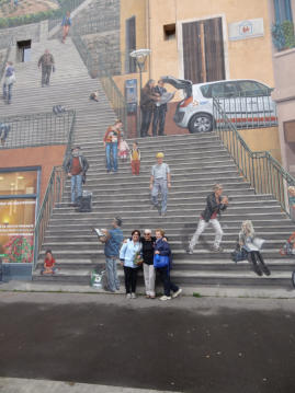 Pose devant le mur des Canuts
